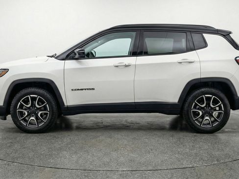 Used 2025 Jeep Compass Trailhawk AWD/4WD image 5