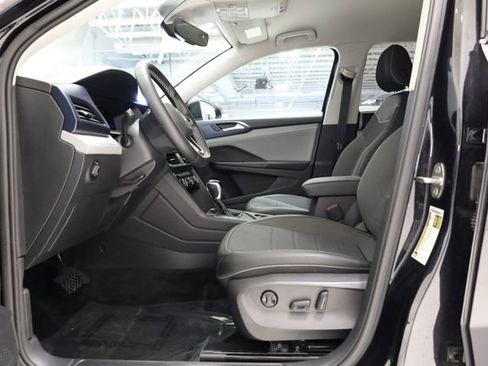 Used 2023 Volkswagen Taos SE image 12