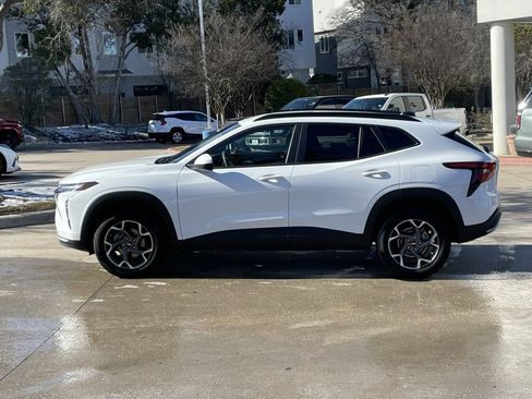 Used 2025 Chevrolet Trax LT image 3