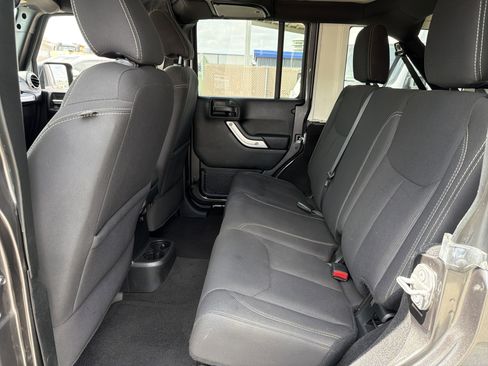 Used 2018 Jeep Wrangler Unlimited Sahara AWD/4WD image 11