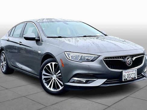 Used 2018 Buick Regal Essence image 2