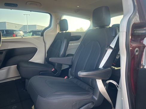 Used 2020 Chrysler Pacifica Touring w/ Cold Weather Group image 7