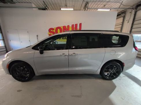New 2026 Chrysler Pacifica Select w/ S Appearance Package AWD/4WD image 2
