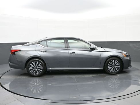 Used 2023 Nissan Altima 2.5 SV image 2