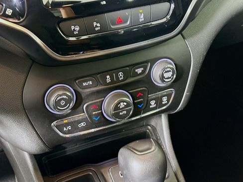 Used 2019 Jeep Cherokee Limited w/ Technology Group FWD image 24