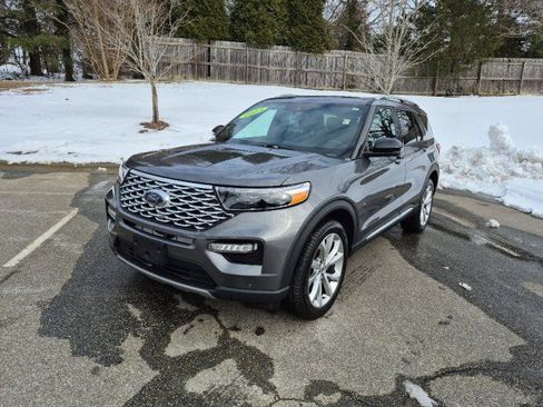 Used 2023 Ford Explorer Platinum image 3