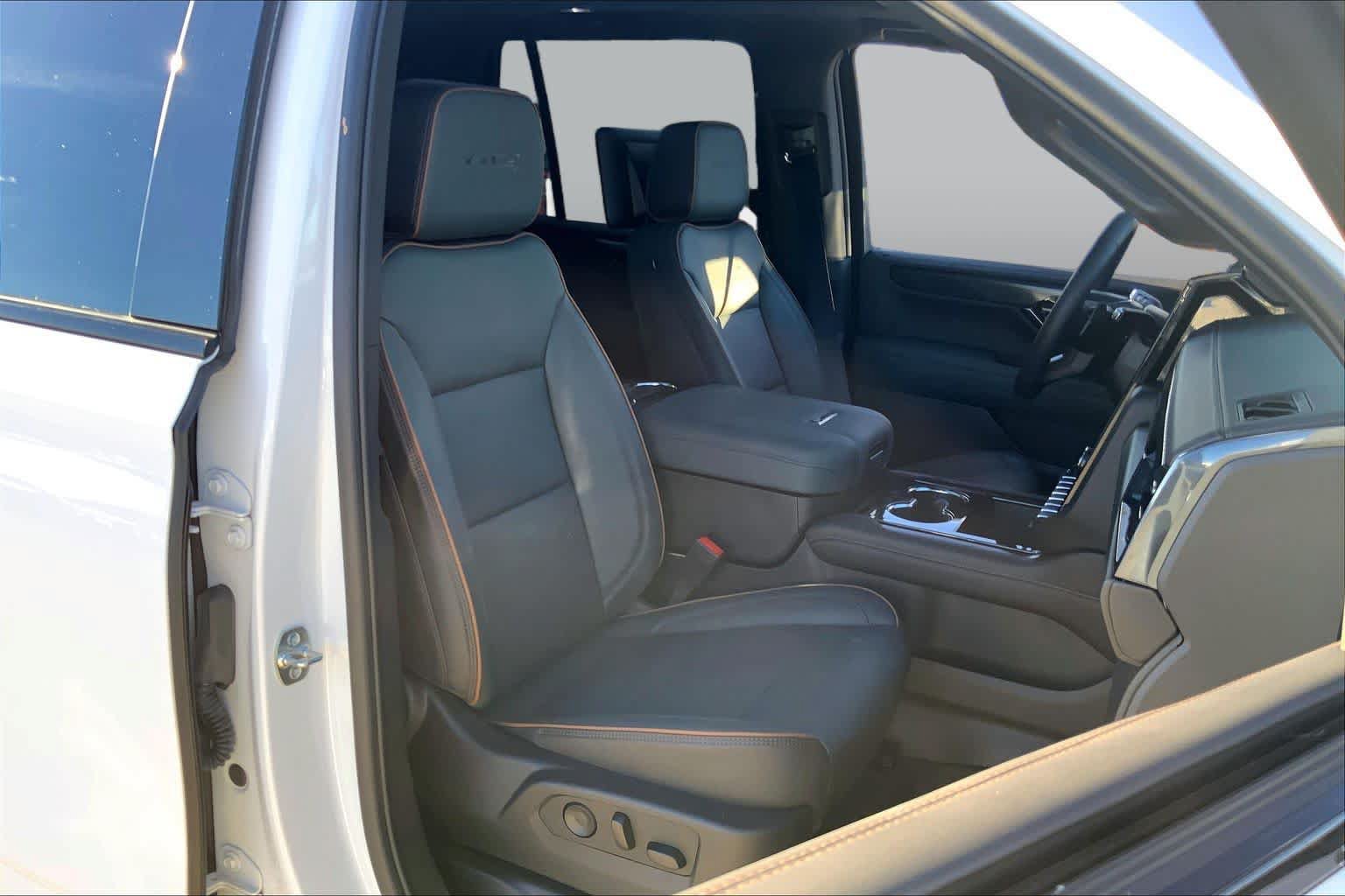 Used 2025 GMC Yukon AT4 w/ AT4 Premium Plus Package AWD/4WD image 9
