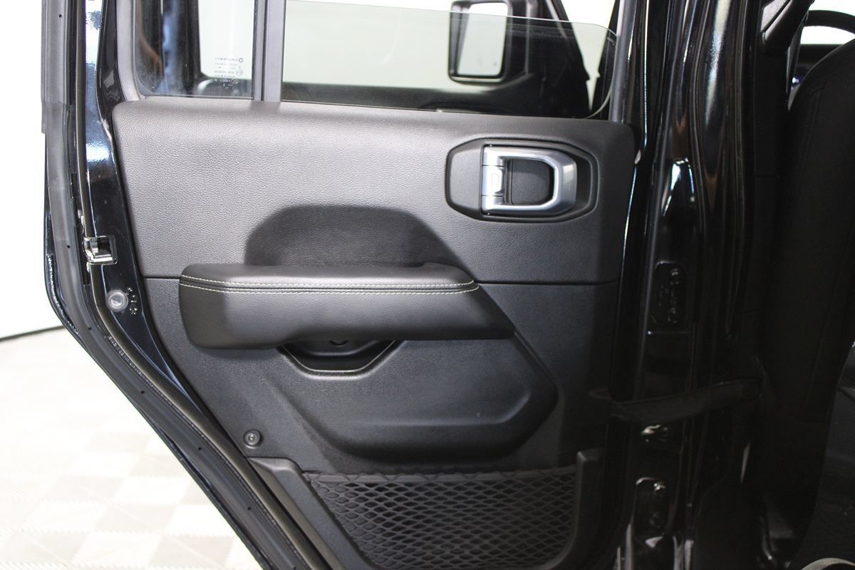 Used 2022 Jeep Wrangler Unlimited Sahara AWD/4WD image 16