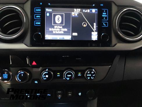 Used 2018 Toyota Tacoma TRD Off-Road w/ Technology Package AWD/4WD image 20