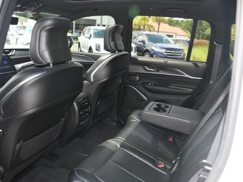 Used 2022 Jeep Grand Cherokee Overland w/ Luxury Tech Group IV RWD image 17