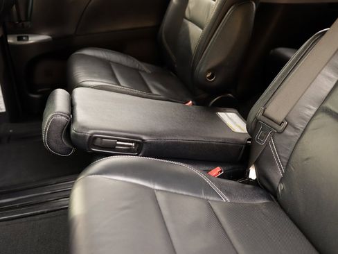 Used 2017 Toyota Sienna SE image 32