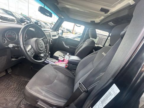 Used 2016 Jeep Wrangler Unlimited Sahara w/ Connectivity Group AWD/4WD image 11