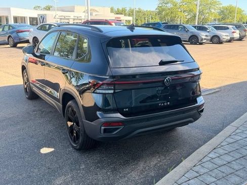 Certified 2025 Volkswagen Taos SE FWD image 4