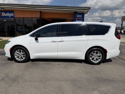 Used 2025 Chrysler Pacifica Select FWD image 2