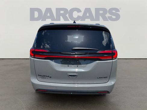 Used 2025 Chrysler Pacifica Limited FWD image 6