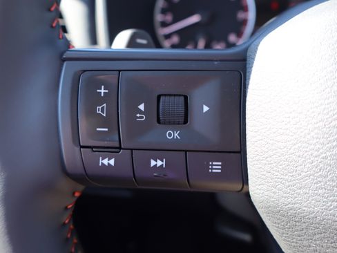 Used 2025 Nissan Rogue SV image 17