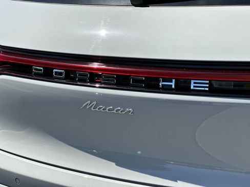Certified 2025 Porsche Macan AWD/4WD image 32