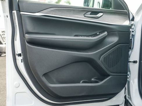 New 2026 Jeep Grand Cherokee Altitude image 21