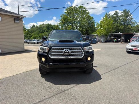 Used 2017 Toyota Tacoma TRD Sport RWD image 4