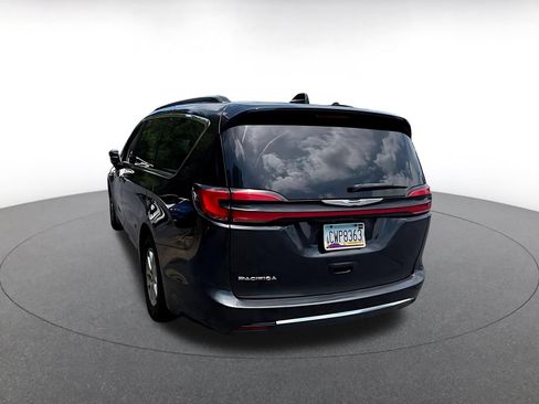 Used 2024 Chrysler Pacifica Touring-L FWD image 7