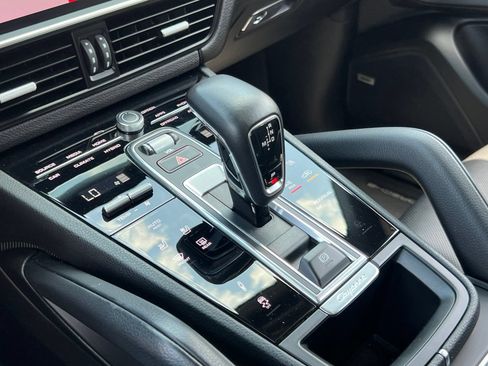 Certified 2020 Porsche Cayenne E-Hybrid AWD/4WD image 31