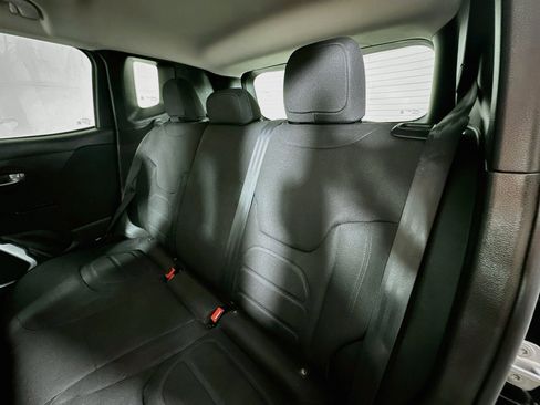 Used 2018 Jeep Renegade Latitude w/ UConnect 8.4 Nav Group FWD image 23