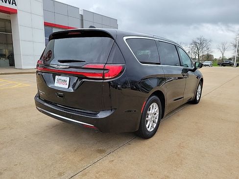 Used 2024 Chrysler Pacifica Touring-L image 5