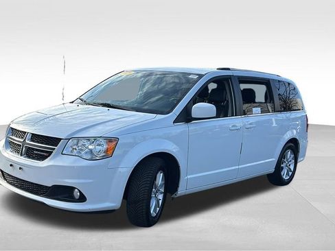 Used 2019 Dodge Grand Caravan SXT image 3