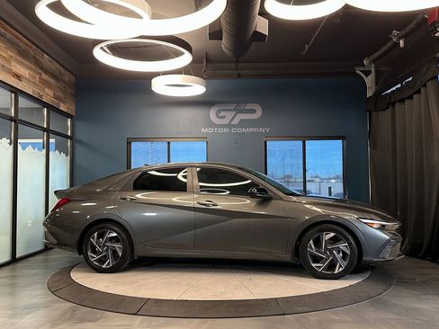 Used 2025 Hyundai Elantra Sport image 2