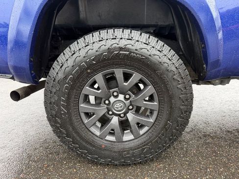 Used 2022 Toyota Tacoma SR5 AWD/4WD image 9