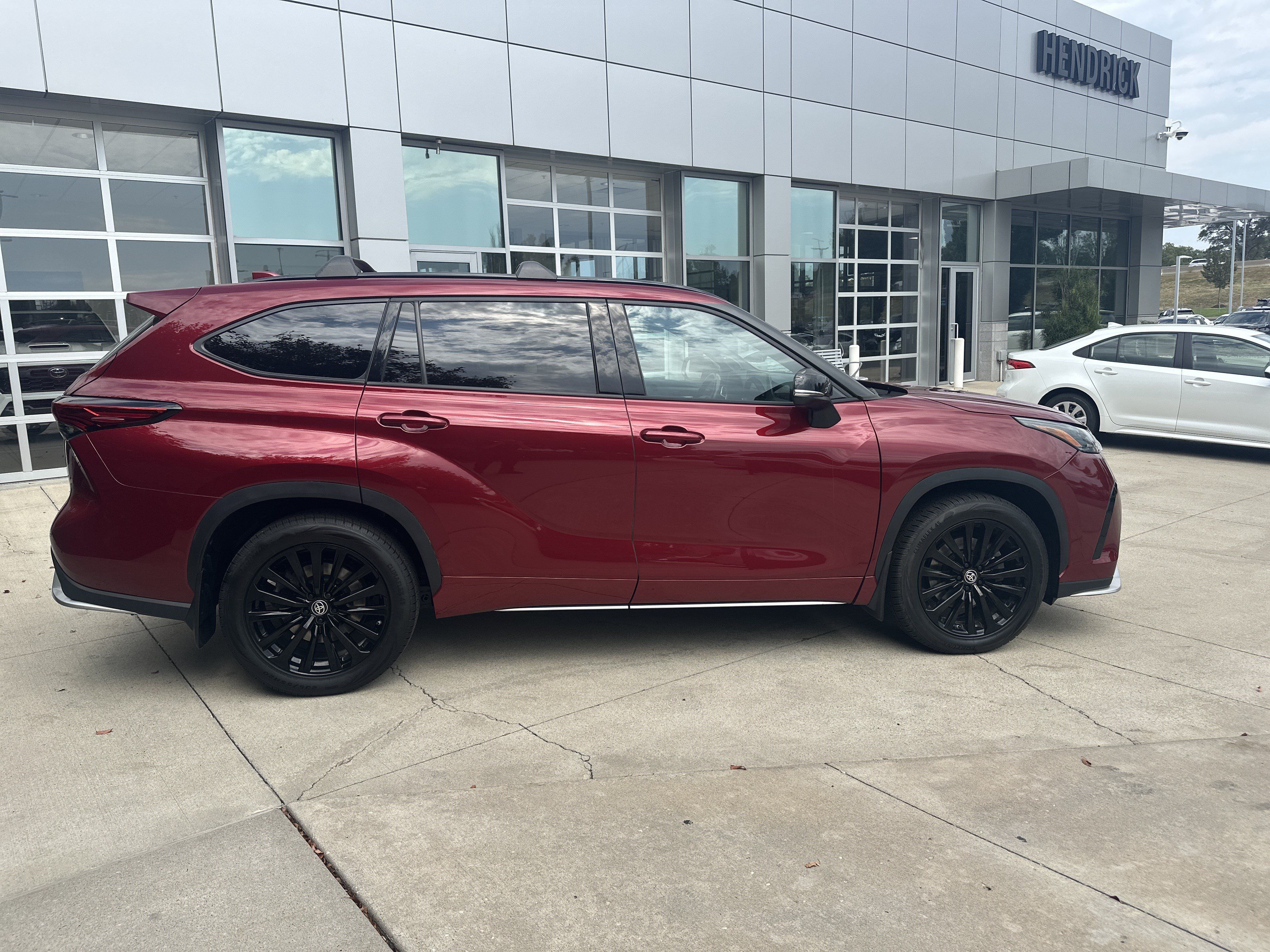 Used 2023 Toyota Highlander XSE AWD/4WD image 10