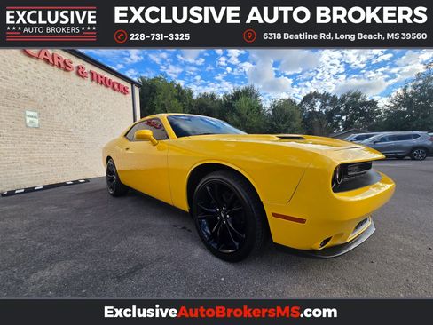 Used 2018 Dodge Challenger SXT w/ Blacktop Package image 6