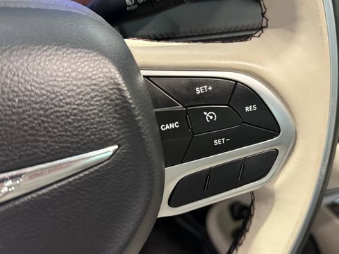 Used 2020 Chrysler Pacifica Limited FWD image 19