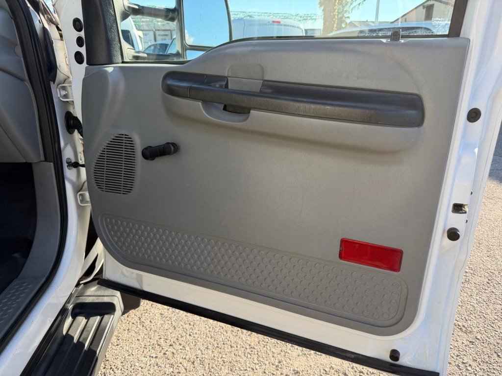 Used 2006 Ford F550 2WD Regular Cab Super Duty image 24
