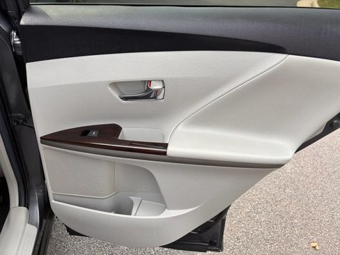 Used 2011 Toyota Venza AWD image 28
