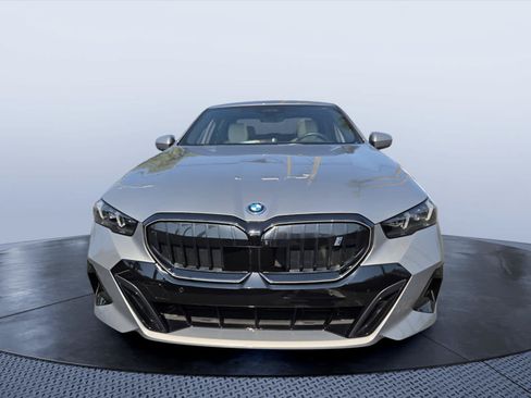 Used 2025 BMW i5 eDrive40i w/ M Sport Package RWD image 8