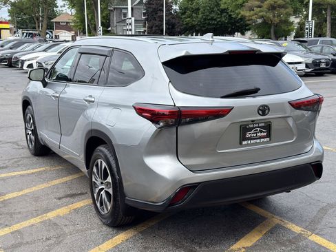 Used 2021 Toyota Highlander XLE AWD/4WD image 6
