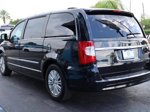Used 2015 Chrysler Town & Country Limited Platinum FWD image 3