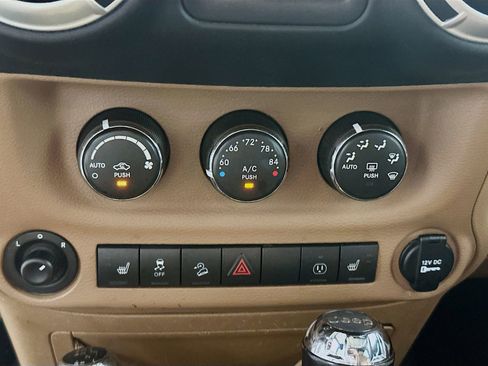 Used 2016 Jeep Wrangler Unlimited Rubicon w/ Connectivity Group AWD/4WD image 15