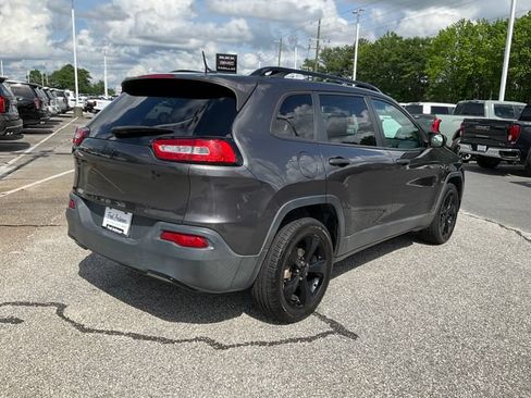 Used 2017 Jeep Cherokee Sport FWD image 19