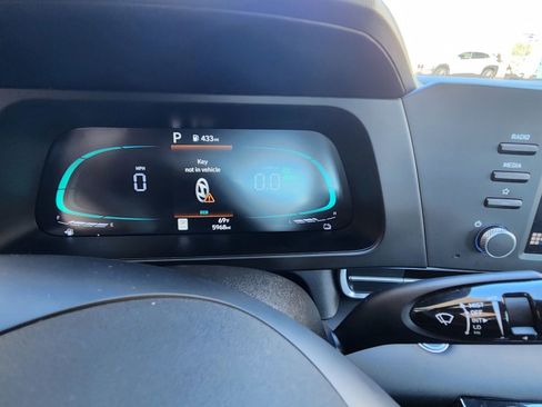 Certified 2025 Hyundai Elantra Hybrid FWD image 16