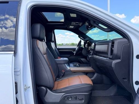 Used 2025 Chevrolet Silverado 2500 High Country w/ Technology Package AWD/4WD image 9