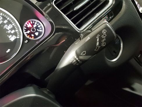 Used 2014 Volkswagen Touareg Sport image 27