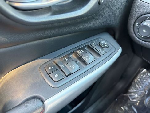 Used 2017 Jeep Cherokee Trailhawk AWD/4WD image 12