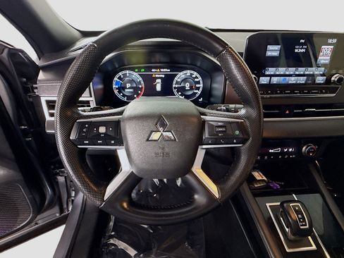 Used 2023 Mitsubishi Outlander SE image 13