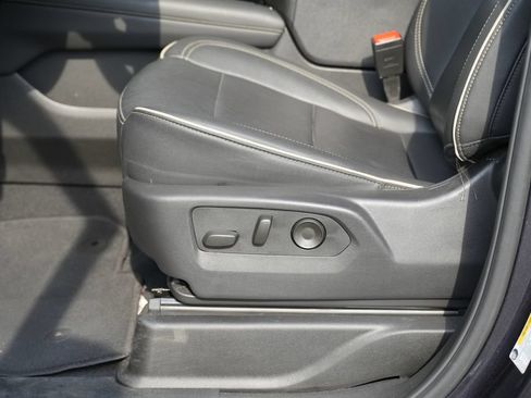 Used 2025 Chevrolet Suburban Premier AWD/4WD image 21