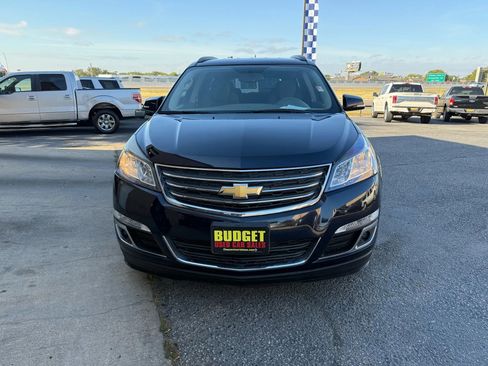 Used 2017 Chevrolet Traverse LT w/ Style and Technology Package image 2