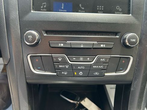 Used 2018 Ford Fusion SE w/ Equipment Group 201A FWD image 25
