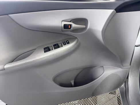 Used 2013 Toyota Corolla LE image 28