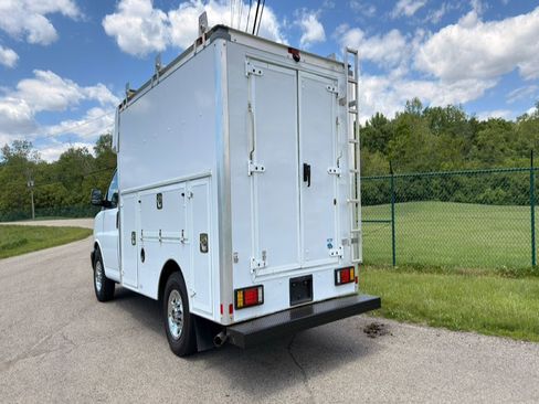 Used 2017 GMC Savana 3500 RWD image 3